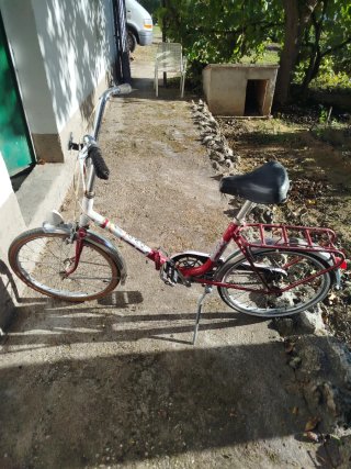 Bicicleta antigua plegable roja y blanca