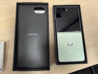 Samsung Galaxy Z Flip 8 Menta - Nuovo + Custodie