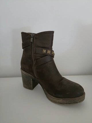 Botines marrones con tachuelas