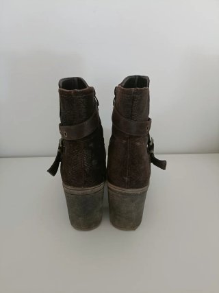 Botines marrones con tachuelas