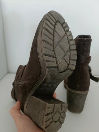 Botines marrones con tachuelas