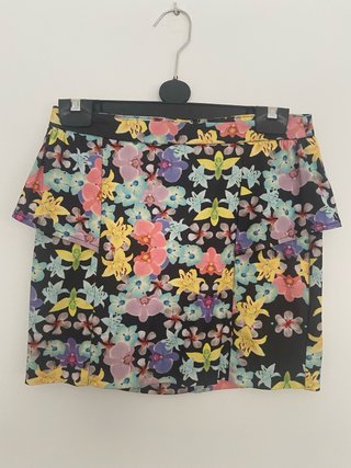 Falda corta peplum flores Bershka T-S