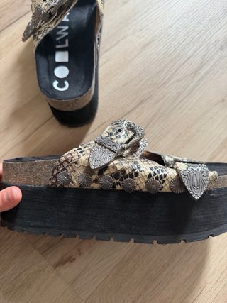 Sandalias de plataforma con estampado de serpiente