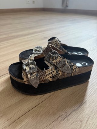 Sandalias de plataforma con estampado de serpiente