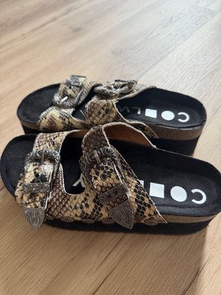 Sandalias de plataforma con estampado de serpiente