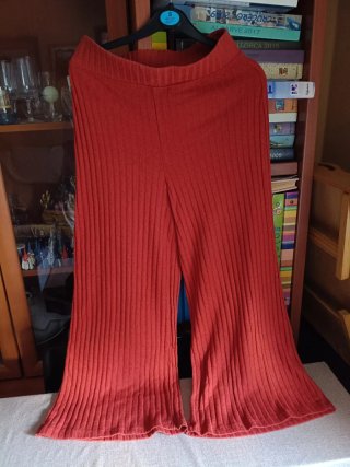 Pantalón de canalé fluido color CAZUELA