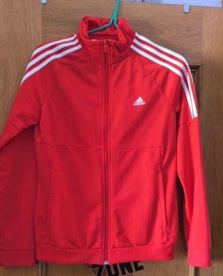 Chaqueta deportiva Adidas roja con rayas
