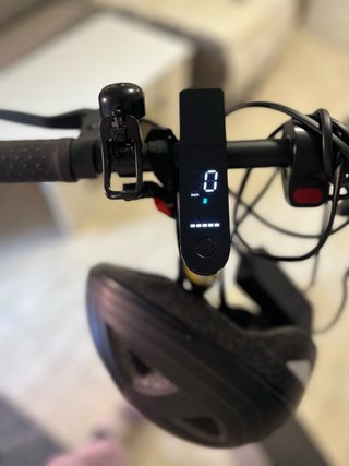 Vendo yaya Patinete Eléctrico Xiaomi con casco va.