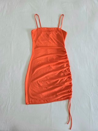Vestido naranja corto ajustado con cordón lateral