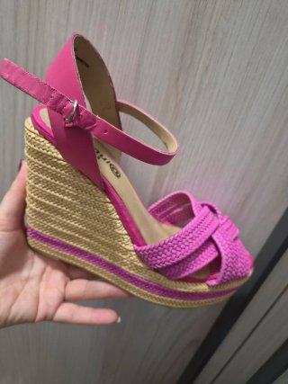 Sandalias de cuña color rosa