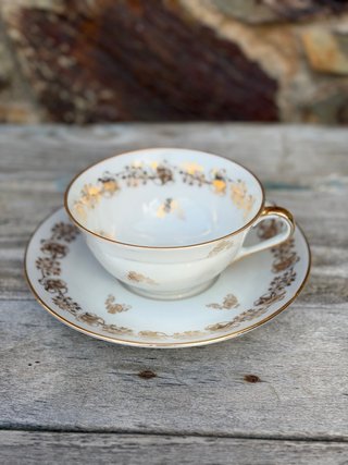Taza de Porcelana Limoges con Detalles en Oro