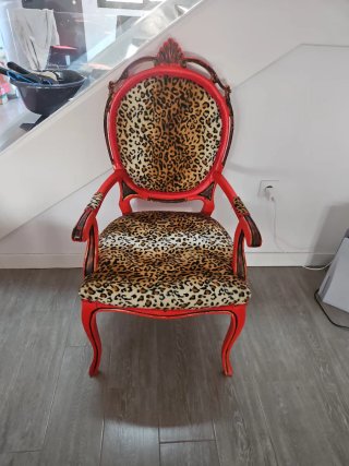 Silla estilo Luis XV con estampado animal print