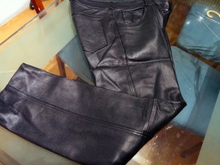 Pantalones de cuero negro genuino T42