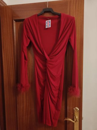 Vestido fiesta rojo con plumas