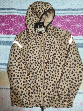 Cortavientos niña animal print. Talla 9-10 años