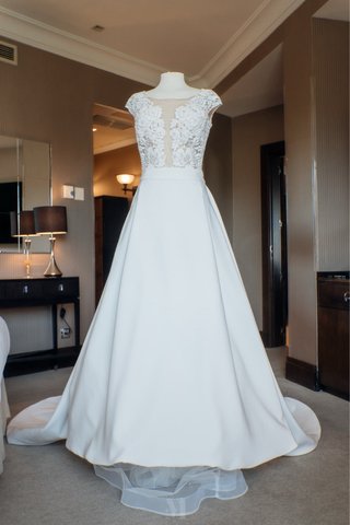 Vestido de novia de satén y encaje