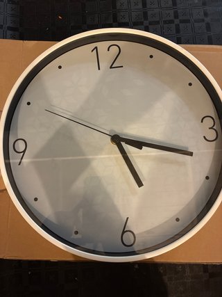 Reloj de pared blanco y negro