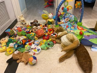 Lote de juguetes, peluches y sonajeros bebé