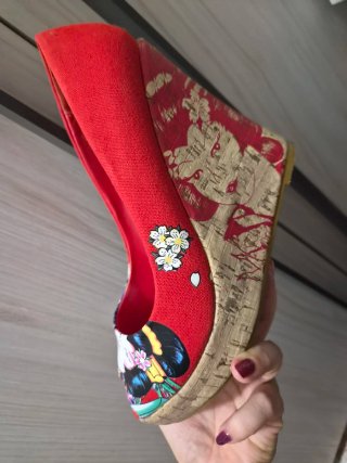 Zapatos de cuña con estampado