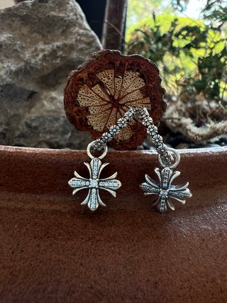 Pendientes de aro con colgante de cruz de plata