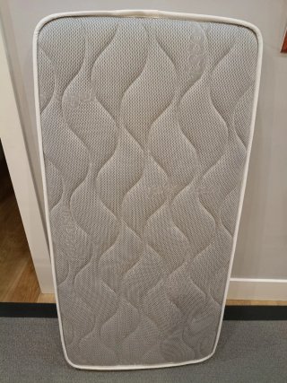 Cuna de madera con colchón y sábanas