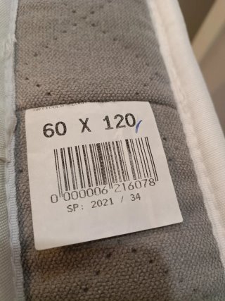Cuna de madera con colchón y sábanas
