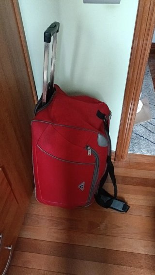 Maleta blanda estilo bolsa deportiva roja