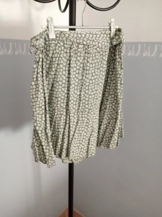 Falda floral verde y blanca