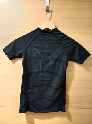 Camiseta térmica Kipsta negra manga corta
