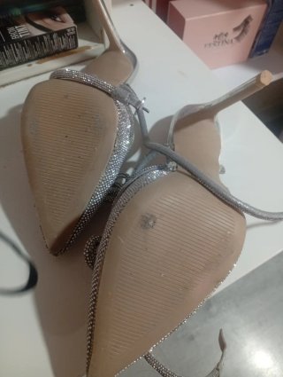 Zapatos plateados con pedrería
