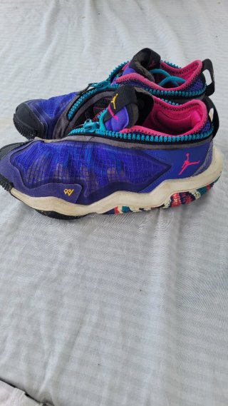 Zapatillas Jordan moradas y rosas