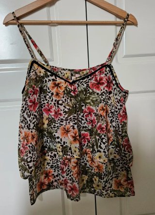 Top fluido estampado con tirantes