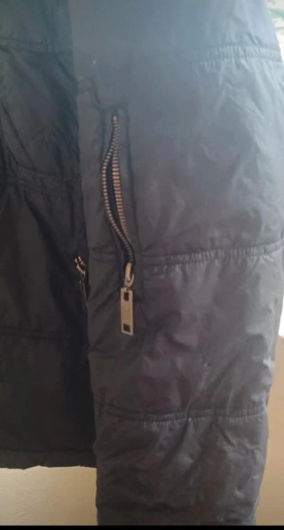 Blusão Preto com Capuz  Tamanho 42