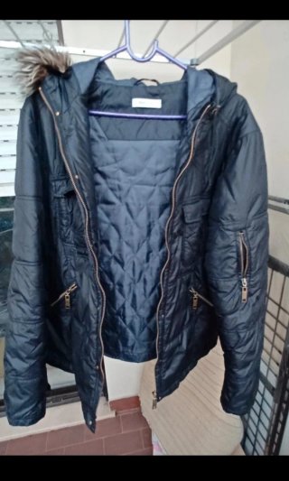 Blusão Preto com Capuz  Tamanho 42