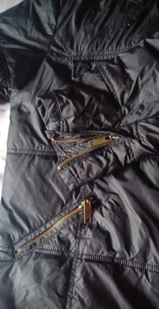 Blusão Preto com Capuz  Tamanho 42