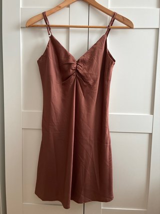 Vestido corto satinado marrón