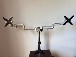 Soporte Doble para Monitores, entre 13” y 27”.Vesa