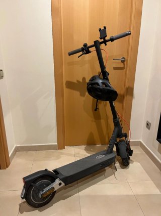 Patinete Eléctrico Negro con Soporte