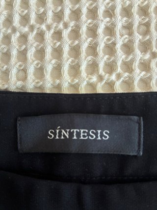Camisa de And y pantalón con caída de síntesis