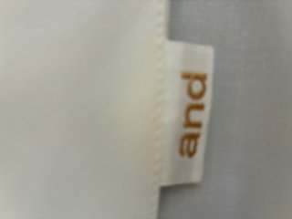 Camisa de And y pantalón con caída de síntesis
