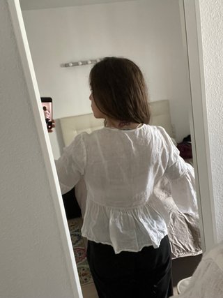 Blusa peplum y manga acampanada