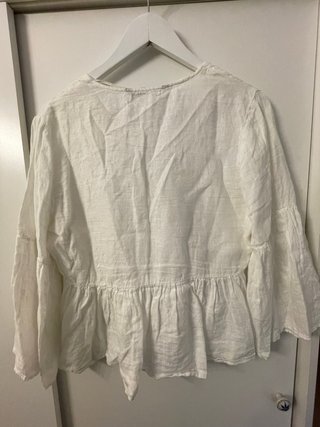 Blusa peplum y manga acampanada