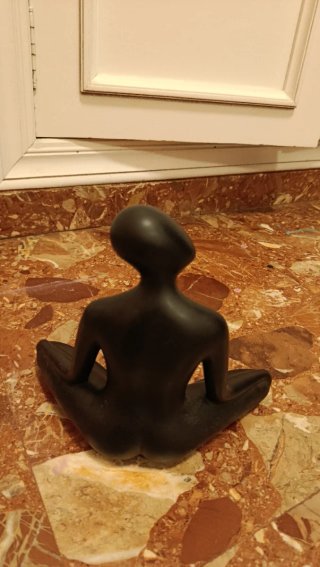 Figura mujer meditando negra