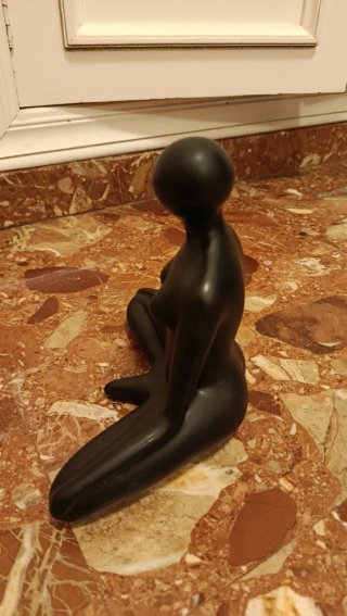 Figura mujer meditando negra