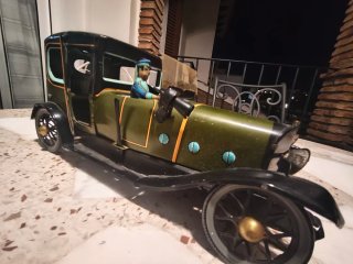 Coche de hojalata antiguo