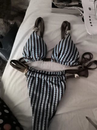 Bikini de rayas azul y marrón