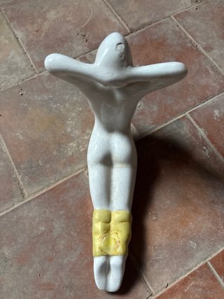 Figura cerámica blanca y dorada