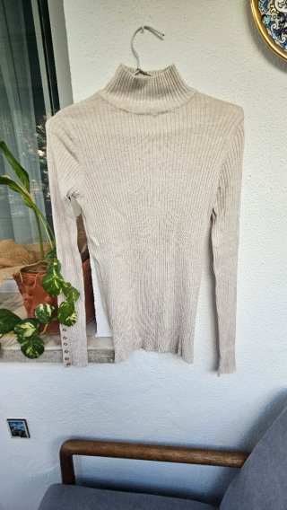 Jersey cuello alto manga larga beige