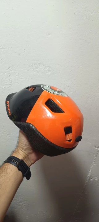 Casco Btwin naranja y negro niño