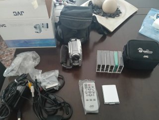 Cámara de vídeo JVC con accesorios